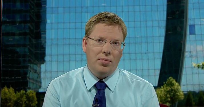 A man outside of a large, glass office building explains how to achieve successful organizational change management.