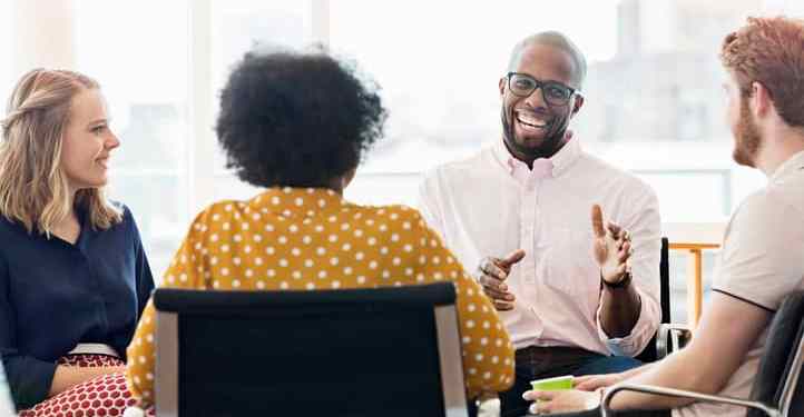 Team leader conducting a collaboration meeting in an office.